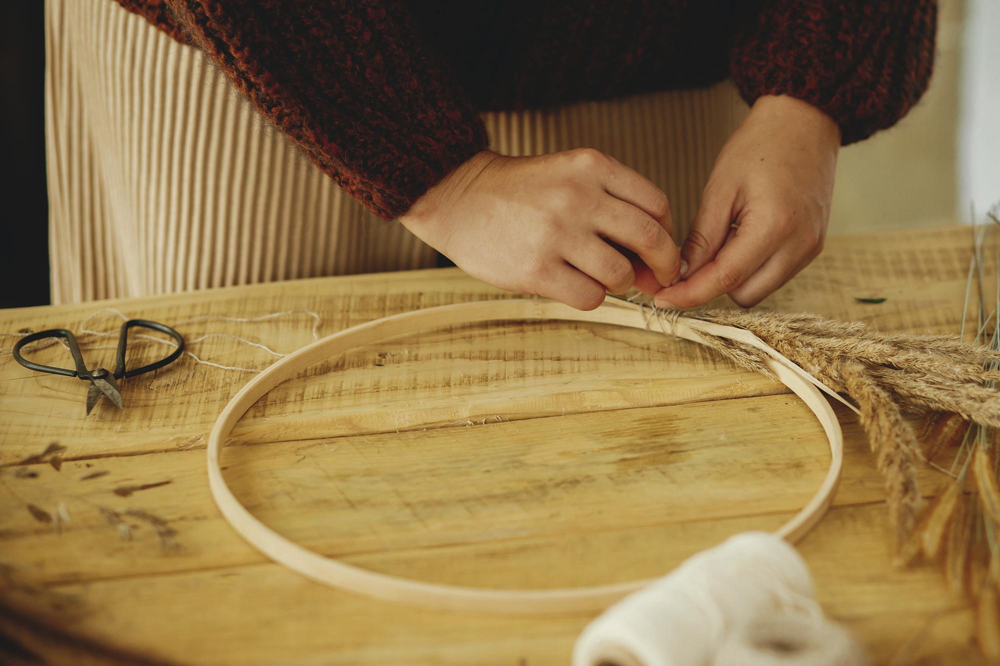 Workshop table with threads and hoops